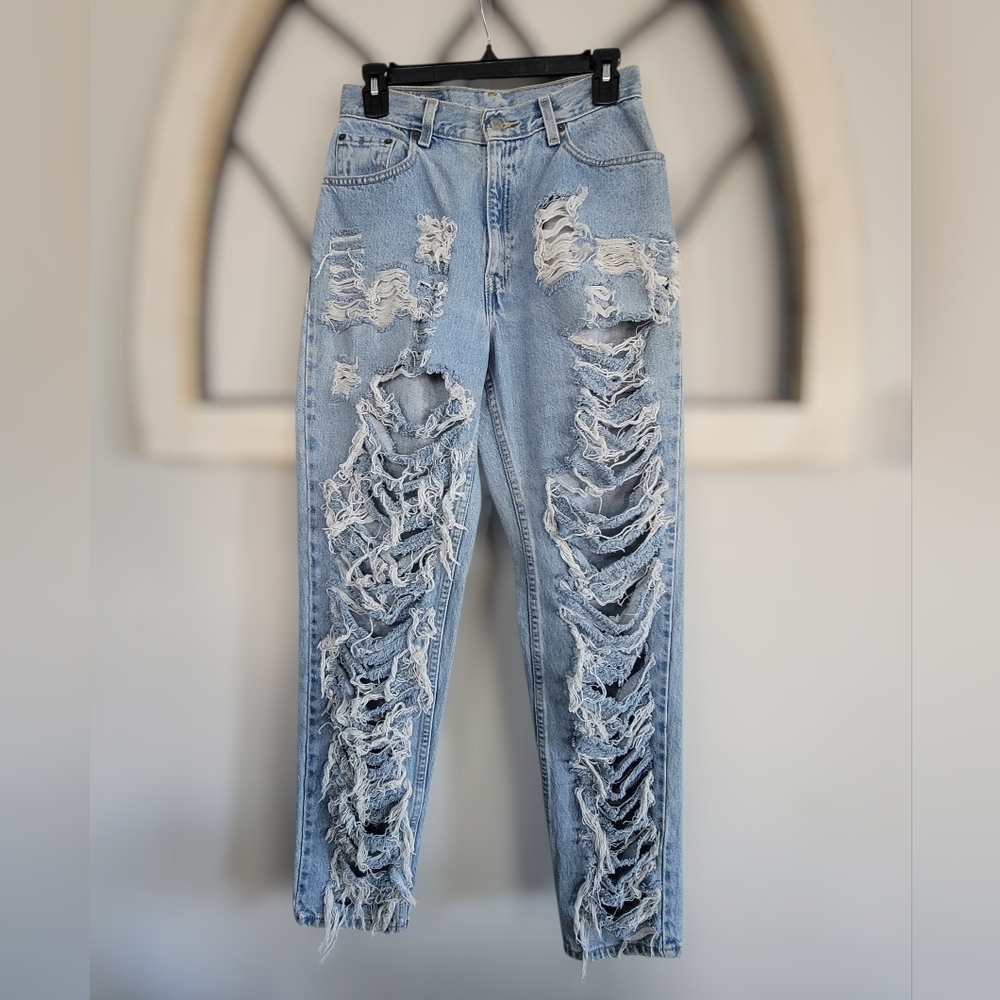 *Y2K *Vintage* Levi Strauss 550, High-waist Custom Distressed Light Wash, Size 8
